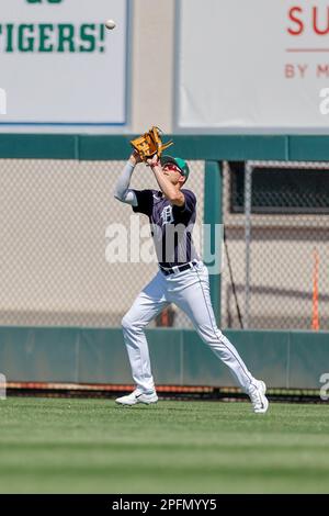 16. MÄRZ 2023, Lakeland FL, USA; Detroit Tigers Outfielder Parker Meadows (22) fängt während eines MLB-Frühjahrstrainings gegen New Yo eine Pop-Fliege Stockfoto