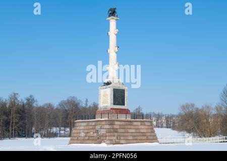 PUSCHKIN, RUSSLAND - 21. FEBRUAR 2023: Chesme-Säule (1771) an einem sonnigen Februar-Tag. Catherine Park in Zarskoye Selo. Vororte von St. Petersburg Stockfoto