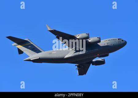Tokio, Japan - 30. Dezember 2021: US Air Force Boeing C-17A Globemaster III Transportflugzeug. Stockfoto