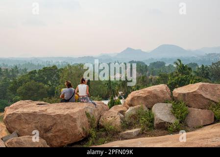 Hampi, Karnataka, Indien - Nov. 2 2022: Touristen, die die Hampi-Ruinen in Karnataka, Indien besuchen. Hampi, die Hauptstadt des Vijayanagar Empire, gehört zur UNESCO-Welt Stockfoto