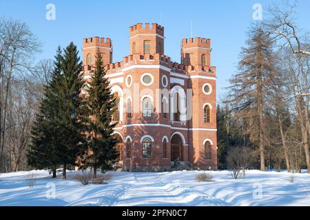 PUSCHKIN, RUSSLAND - 21. FEBRUAR 2023: Antiker Pavillon „Arsenal“ in einer Winterlandschaft an einem sonnigen Februar-Tag. Alexander Park in Zarskoye Selo Stockfoto