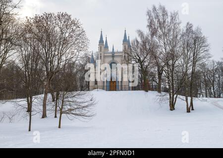 Antike Kapelle des heiligen Prinzen Alexander Nevsky in einer Winterlandschaft an einem bewölkten Februar-Tag. Park „Alexandria“. Peterhof, Russland Stockfoto