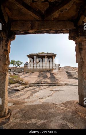 Hampi, Karnataka, Indien - Nov. 2 2022: Touristen, die die Hampi-Ruinen in Karnataka, Indien besuchen. Hampi, die Hauptstadt des Vijayanagar Empire, gehört zur UNESCO-Welt Stockfoto