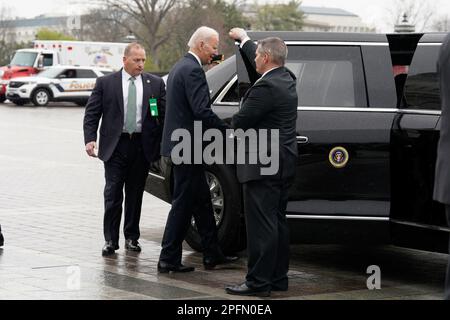 Washington, Vereinigte Staaten. 17. März 2023. US-Präsident Joe Biden verlässt das Friends of Ireland Mittagessen am 17. März 2023 im US Capitol in Washington, DC. Kredit: Yuri Gripas/Pool über CNP/dpa/Alamy Live News Stockfoto