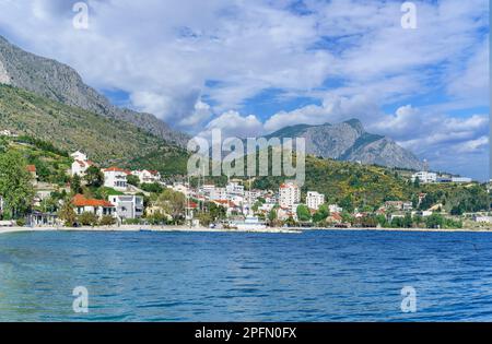 Landschaft mit dem Dorf Duce, Omis, Kroatien Stockfoto