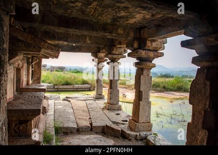 Ruinen auf dem Hemakuta Hill in Hampi. Hampi, die Hauptstadt des Vijayanagar Imperiums, gehört zum UNESCO-Weltkulturerbe. Stockfoto