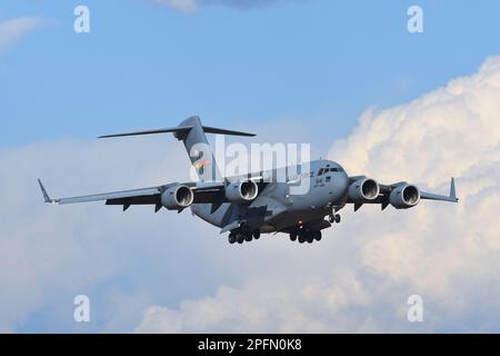 Tokio, Japan - 30. Dezember 2021: US Air Force Boeing C-17A Globemaster III Transportflugzeug. Stockfoto