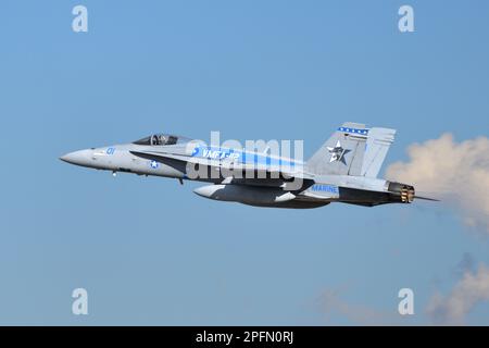 Tokio, Japan - 30. Dezember 2021: United States Marine Corps (USMC) Boeing F/A-18C Hornet Multirole Fighter von VMFA-112 Cowboys. Stockfoto