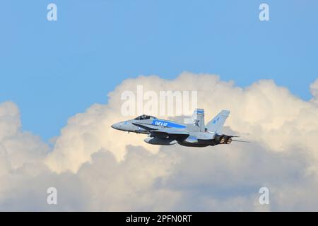 Tokio, Japan - 30. Dezember 2021: United States Marine Corps (USMC) Boeing F/A-18C Hornet Multirole Fighter von VMFA-112 Cowboys. Stockfoto