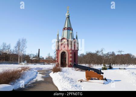 SANKT PETERSBURG, RUSSLAND - 13. MÄRZ 2023: Kapelle der Heiligen Apostel Peter und Paul auf dem Gebiet der Admiralität von Peter dem Großen an einem sonnigen Ort Stockfoto