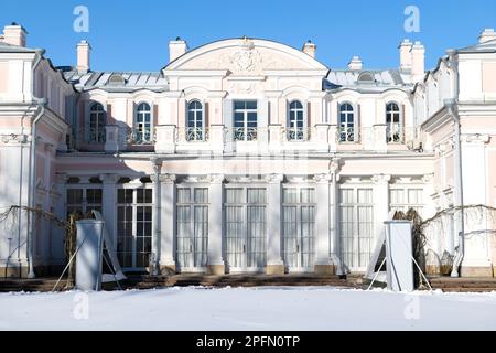 LOMONOSOV, RUSSLAND - 13. MÄRZ 2023: Zentraler Teil der Fassade des Chinesischen Palastes aus der Nähe an einem sonnigen Wintertag. Oranienbaum Stockfoto