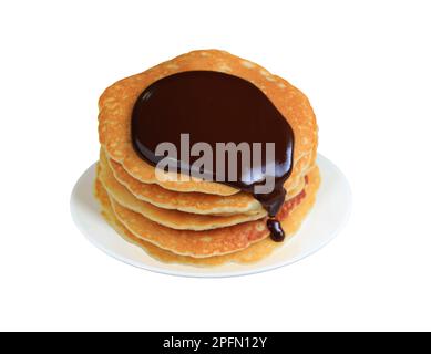 Ein Stapel leckerer Pfannkuchen mit schmelzender dunkler Schokoladensoße, isoliert auf weißem Hintergrund Stockfoto