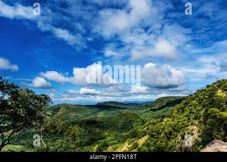 Wunderschöne Aussicht auf den oberen Diyaluma-Wasserfall, Sri Lanka Stockfoto