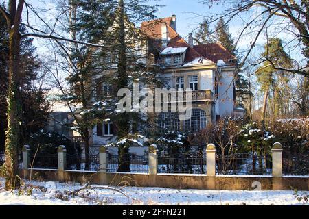 Karlsruhe - 12. Februar 2021: Haus in der Nähe des Karlsruhe-Schlosses an einem Wintertag in Deutschland. Stockfoto