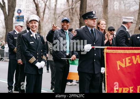 New York, Usa. 17. März 2023. Eric Adams, Bürgermeister von NYC, nimmt an der jährlichen St. Patrick's Day Parade in New York City. Die Saint Patrick's Day Parade in New York ist die größte Parade der Welt. (Foto: Olga Fedorova/SOPA Images/Sipa USA) Guthaben: SIPA USA/Alamy Live News Stockfoto
