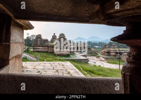 Ruinen auf dem Hemakuta Hill in Hampi. Hampi, die Hauptstadt des Vijayanagar Imperiums, gehört zum UNESCO-Weltkulturerbe. Stockfoto