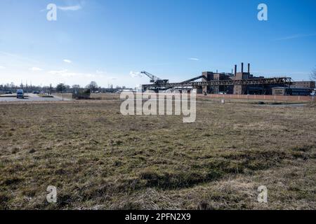 16. März 2023, Mecklenburg-Vorpommern, Peenemünde: Das Kraftwerk am Hafen der ehemaligen Peenemünde Armee-Teststation, heute das historisch-technische Museum Peenemünde. Peenemünde wurde von 1936 bis 1945 berühmt für die Versuchsstation Peenemünde-Ost der Armee und die Teststation Peenemünde-West der Luftwaffe. Der massive Einsatz von Zwangsarbeitern, KZ-Gefangenen und Kriegsgefangenen machte den Bau der Testeinrichtungen und die spätere Massenproduktion der V 2-Rakete möglich. Von 1937 bis 1945 war Wernher von Braun technischer Direktor der Armee Stockfoto