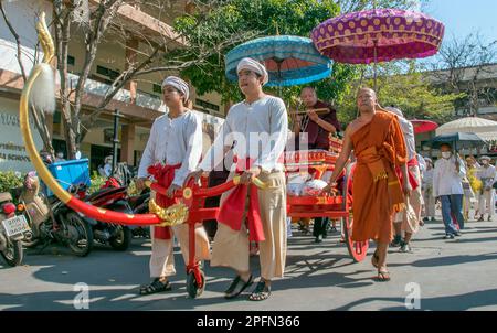 Mönche und Trauernde Fneralprozession aus Wat Phra Singh, Chiang Mai Thailand Stockfoto