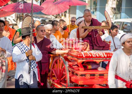 Trauer und Mönche, Beerdigungsprozession von Wat Phra Singh, Chiang Mai Thailand Stockfoto