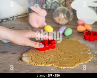Frauen kneten aus nächster Nähe Ingwerteig und schnitzende Figuren Stockfoto