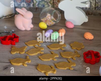 Frauen kneten aus nächster Nähe Ingwerteig und schnitzende Figuren Stockfoto
