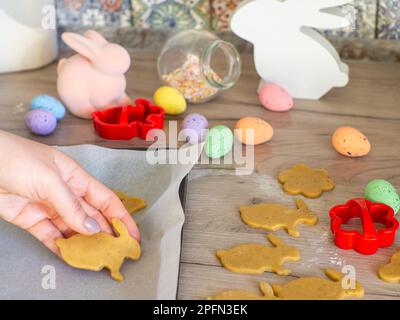 Frauen kneten aus nächster Nähe Ingwerteig und schnitzende Figuren Stockfoto