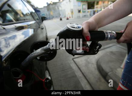 Aktenfoto vom 3. Oktober 8/2014 eines Autos, das an einer Tankstelle in London mit Diesel gefüllt wurde. Die Dieselfahrer profitieren nicht vom Kraftstoffeinfrieren, da die Gewinnspannen der Einzelhändler laut Analyse in die Höhe schnellen. Der RAC erklärte, dass große Kraftstoffeinzelhändler sich weigern, die Pumpenpreise „in sinnvoller Weise“ zu senken, obwohl die Großhandelskosten für Dieselkraftstoff – der Preis, den sie für Kraftstoff zahlen – auf ein 15-monatiges tief fallen. Ausgabedatum: Samstag, 18. März 2023. Stockfoto