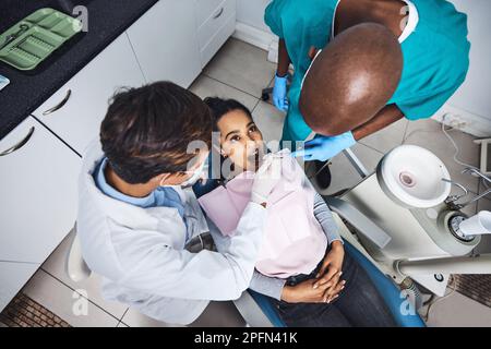 Die Verbesserung der Leben ein Lächeln auf einmal. Eine junge Frau, die zahnärztliche Arbeit an ihren Zähnen getan. Stockfoto