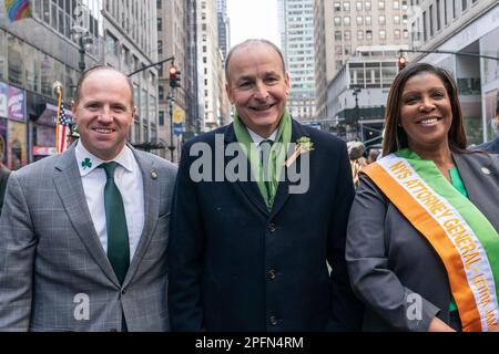 New York, Usa. 17. März 2023. Staatssenator Timothy Kennedy, Micheal Martin Tanaiste und Minister für auswärtige Angelegenheiten und Verteidigung, Generalstaatsanwalt Letitia James, nehmen jährlich an der St. Patrick's Day Parade auf der 5. Avenue (Foto: Lev Radin/Pacific Press) Kredit: Pacific Press Media Production Corp./Alamy Live News Stockfoto