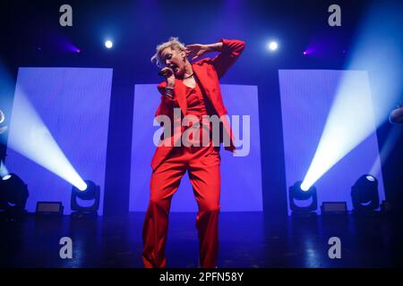 Toronto, Kanada. 17. März 2023. Die australisch-amerikanische Sängerin Betty, die in einem roten Anzug mit einem Mikrofon auf der Bühne auftritt. Kredit: Bobby Singh/Alamy Live News Stockfoto