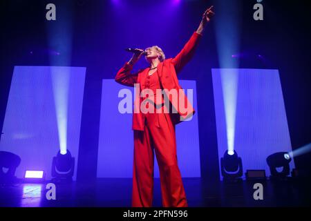 Toronto, Kanada. 17. März 2023. Die australisch-amerikanische Sängerin Betty, die in einem roten Anzug mit einem Mikrofon auf der Bühne auftritt. Kredit: Bobby Singh/Alamy Live News Stockfoto