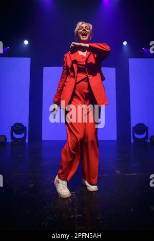 Toronto, Kanada. 17. März 2023. Die australisch-amerikanische Sängerin Betty, die in einem roten Anzug mit einem Mikrofon auf der Bühne auftritt. Kredit: Bobby Singh/Alamy Live News Stockfoto