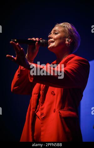 Toronto, Kanada. 17. März 2023. Die australisch-amerikanische Sängerin Betty, die in einem roten Anzug mit einem Mikrofon auf der Bühne auftritt. Kredit: Bobby Singh/Alamy Live News Stockfoto