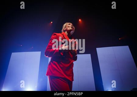 Toronto, Kanada. 17. März 2023. Die australisch-amerikanische Sängerin Betty, die in einem roten Anzug mit einem Mikrofon auf der Bühne auftritt. Kredit: Bobby Singh/Alamy Live News Stockfoto