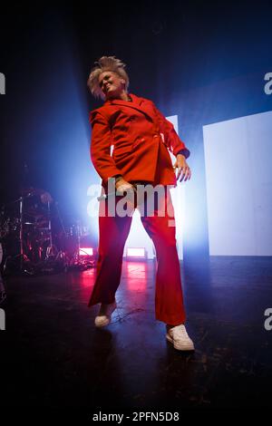 Toronto, Kanada. 17. März 2023. Die australisch-amerikanische Sängerin Betty, die in einem roten Anzug mit einem Mikrofon auf der Bühne auftritt. Kredit: Bobby Singh/Alamy Live News Stockfoto