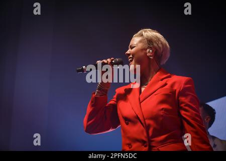 Toronto, Kanada. 17. März 2023. Die australisch-amerikanische Sängerin Betty, die in einem roten Anzug mit einem Mikrofon auf der Bühne auftritt. Kredit: Bobby Singh/Alamy Live News Stockfoto