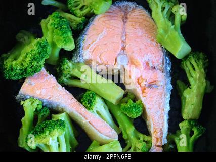 Richtige Ernährung: Gebackenes rotes Fischsteak mit Brokkoli Stockfoto