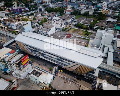 Ein Blick auf den Bahnhof Si Nut, einer der neuen Knotenpunkte für öffentliche Verkehrsmittel entlang der gelben MRT-Einschienenbahn, die entlang der Srinakarin Road in East Bangkok gebaut wird. Stockfoto