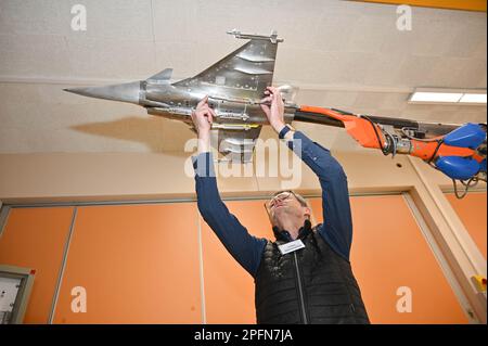 Modane Avrieux, Frankreich. 17. März 2023. Illustration und Ansicht eines Ingenieurs im Zentrum ONERA Modane-Avrieux, Frankreich, am 17. März 2023. ONERA, eine weltweit einzigartige Konzentration von Testeinrichtungen und ein wichtiger Akteur in der Luft- und Raumfahrtforschung, das französische Luft- und Raumfahrtlabor. Foto: Tomas Stevens/ABACAPRESS.COM Kredit: Abaca Press/Alamy Live News Stockfoto