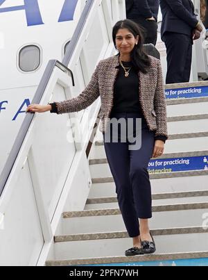 Innenministerin Suella Braverman verlässt ihr Flugzeug, wenn sie am Kigali International Airport ankommt, um Ruanda zu besuchen. Foto: Samstag, 18. März 2023. Stockfoto