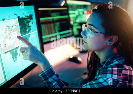 Frau, Computerbildschirm und Hacker mit Software, Datenprogrammierung oder Cybersicherheit. Entwickler, IT-Programmierer und Lesekarte für Hacker, Standort Stockfoto