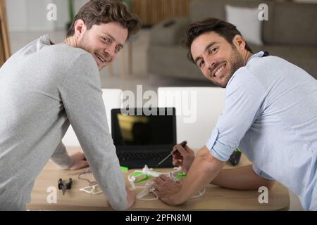 Porträt von Männern, die Drohnen reparieren Stockfoto