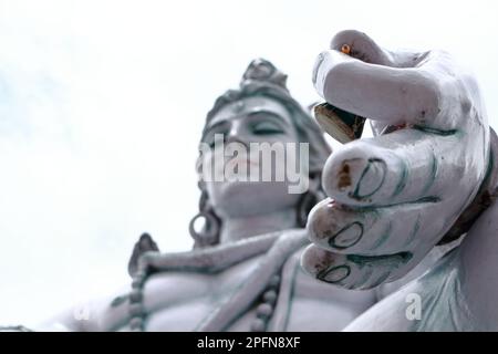 Statue von lord Shiva. Hinduistisches Idol in der Nähe des Ganges River Water, Rishikesh, Indien. Der erste Hindugott Shiva. Heilige Orte für Pilger in Rishikesh. Stockfoto
