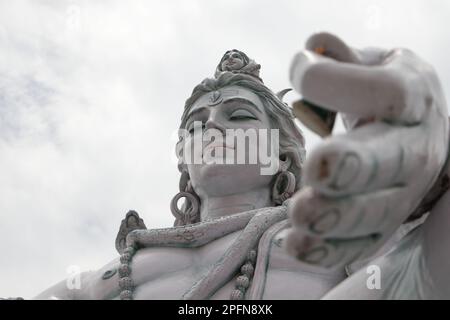 Statue von lord Shiva. Hinduistisches Idol in der Nähe des Ganges River Water, Rishikesh, Indien. Der erste Hindugott Shiva. Heilige Orte für Pilger in Rishikesh. Stockfoto