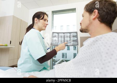 Weibliche Ärztin im seniorenbereich mrt Stockfoto