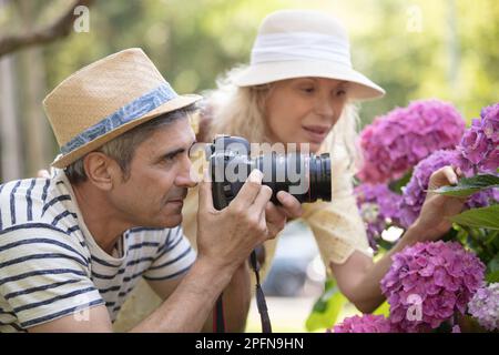 Fotograf, der Fotos von einer Blume macht Stockfoto