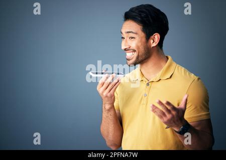 Mockup, Telefonanruf und asiatischer Mann mit Sprecher, Konversation und Verbindung vor Studiohintergrund. Japan, männlich und ein Typ mit Smartphone, der redet Stockfoto