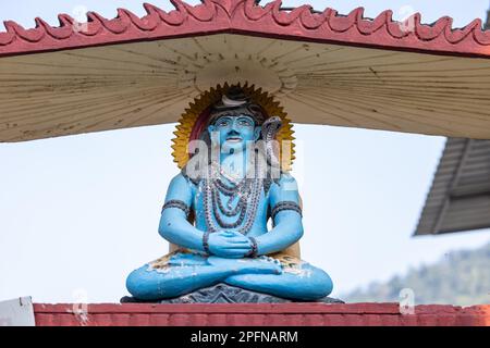 Lord Shiva, handgefertigte Statue von lord shiv mit schlichtem Hintergrund in der Nähe des ganges Ghat in rishikesh. Stockfoto