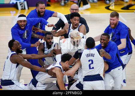 Los Angeles, Usa. 17. März 2023. Die Spieler der Dallas Mavericks feiern, nachdem Forward Maxi Kleber bei einem NBA-Basketballspiel in der Crypto.com Arena in Los Angeles einen 3-Pointer gegen die Los Angeles Lakers gewonnen hat. Kredit: SOPA Images Limited/Alamy Live News Stockfoto