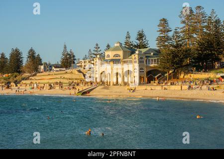 Am späten Nachmittag entspannen und baden die Leute vor dem berühmten Pavillon am Cottesloe Beach in Perth, Stockfoto